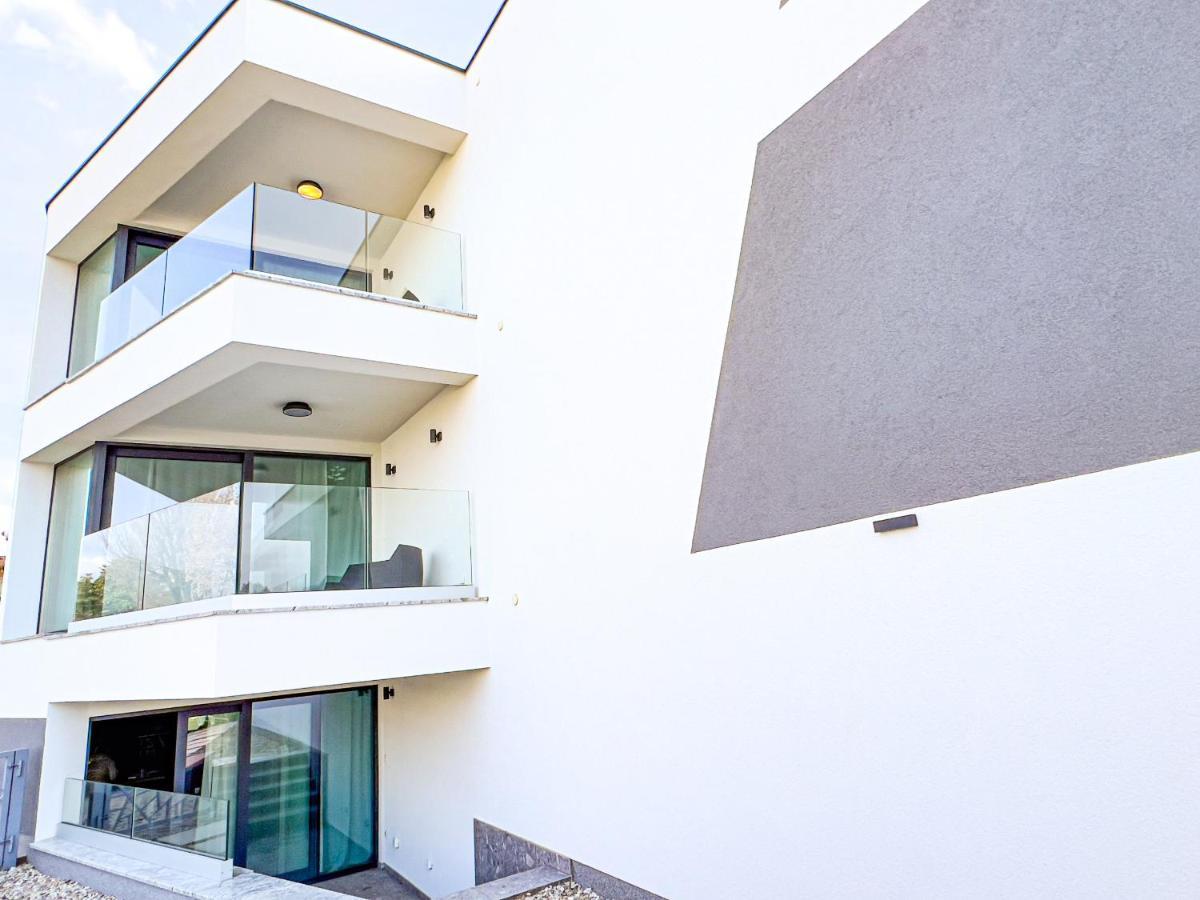 Villa Mirno More Apartments Malinska Kültér fotó