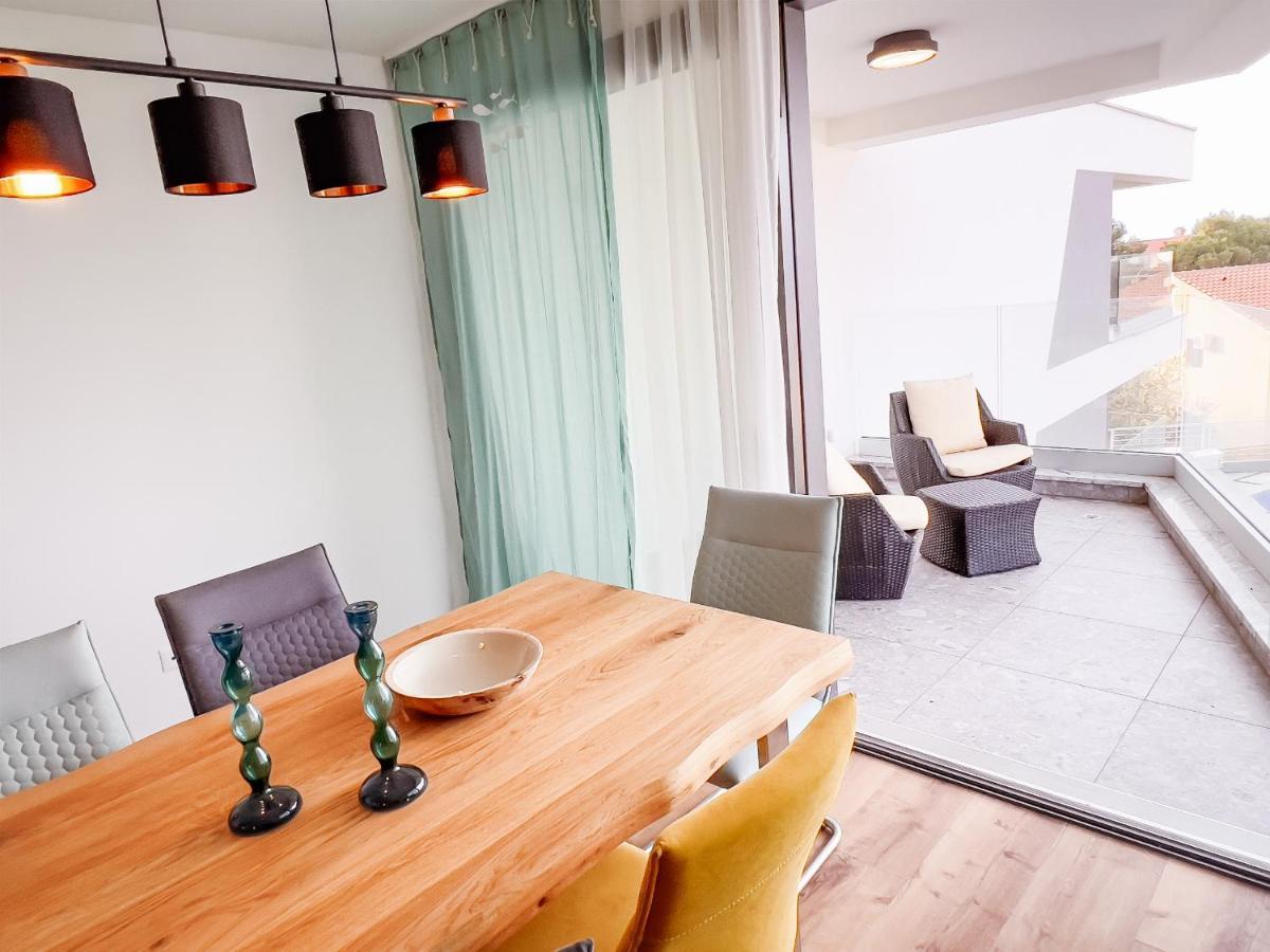Villa Mirno More Apartments Malinska Kültér fotó