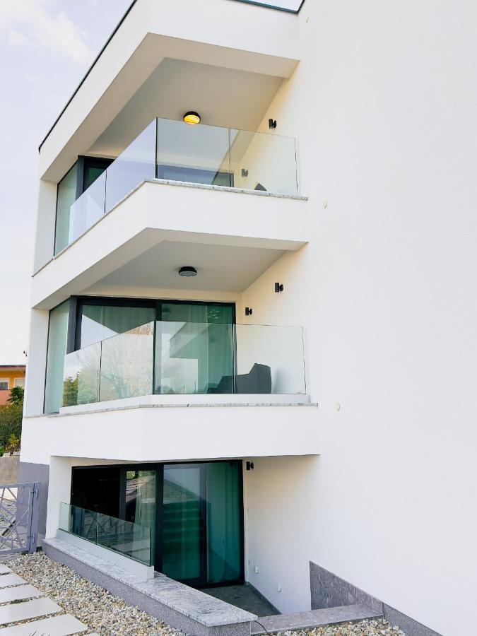 Villa Mirno More Apartments Malinska Kültér fotó